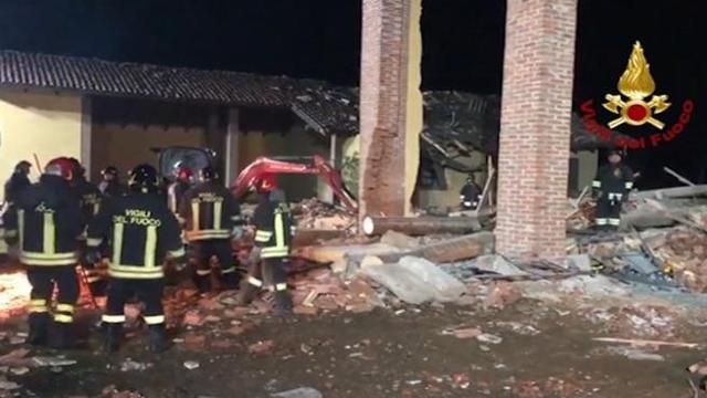 Esplode edificio, tre pompieri morti