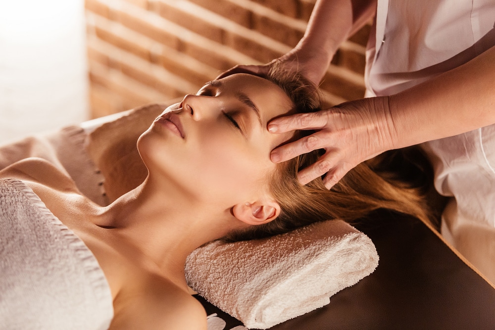 Massaggio al cuoio capelluto come farlo e tutti i benefici