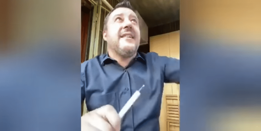 Matteo Salvini insultato in diretta dal balcone - Video