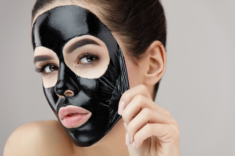 Черная маска видео. Маска для скрытия лица. Красивые маски для скрытия лица. Женщина в маске для лица. Девушка в черной косметической маске.