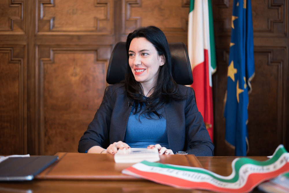 Chi è Lucia Azzolina, la ministra minacciata e messa sotto scorta