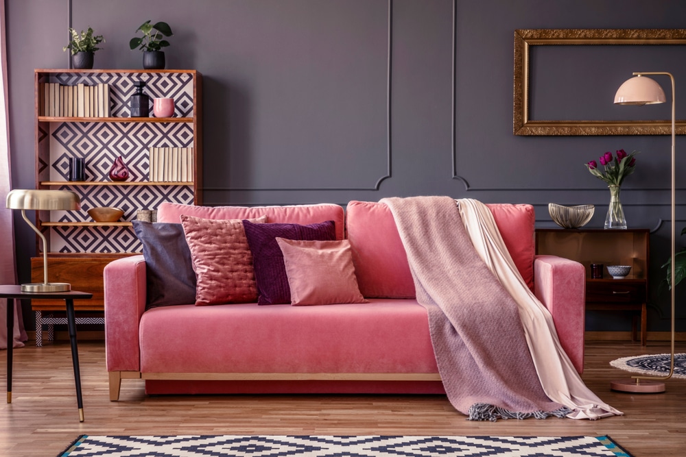 Come decorare il divano idee per un arredamento perfetto
