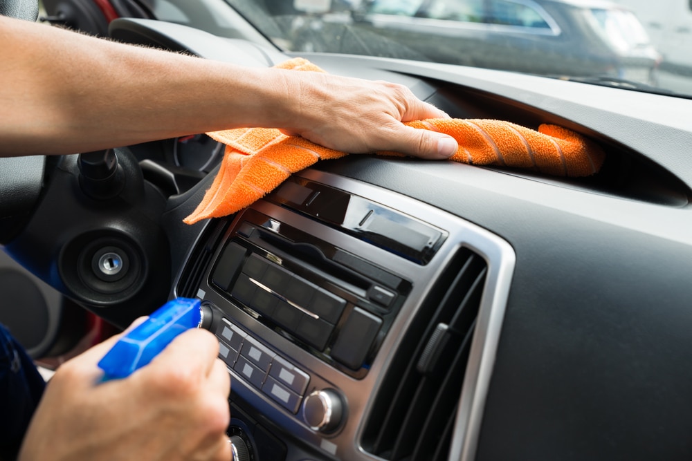 Come pulire gli interni dell'auto perfettamente