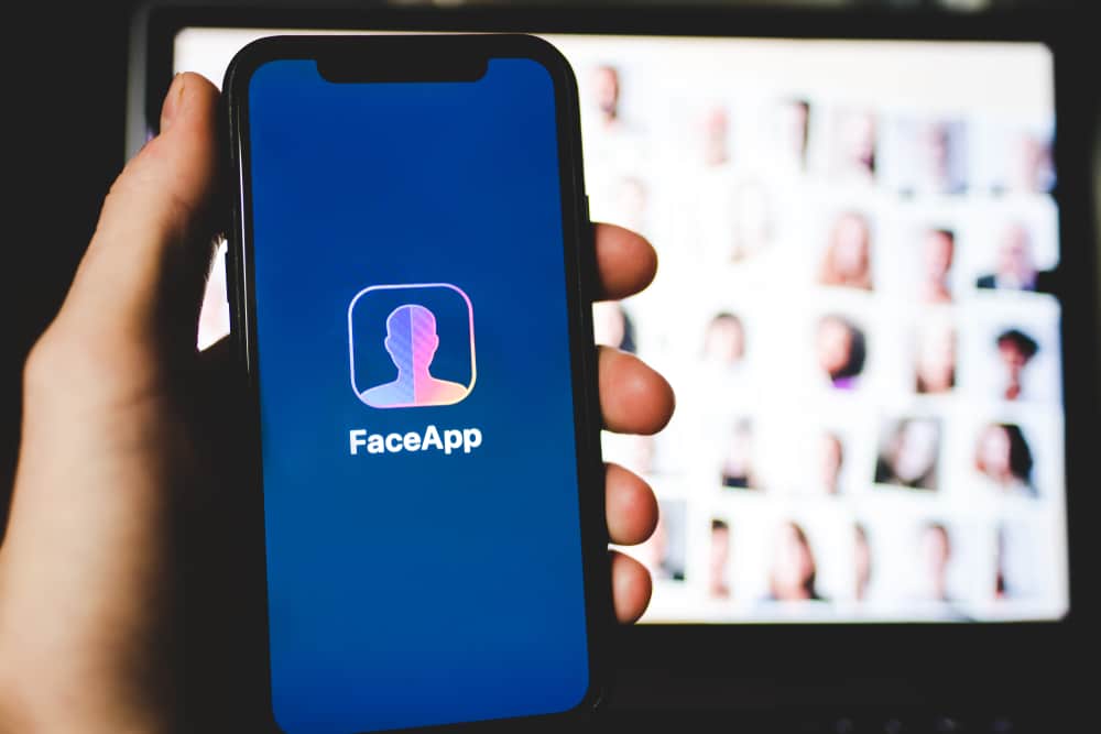 FaceApp come funziona l'applicazione che cambia il volto