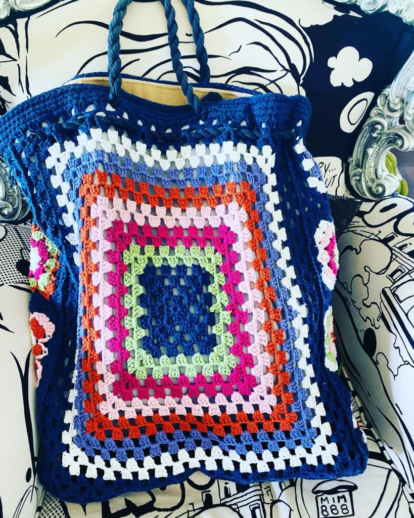 E’ Granny Square mania. Le coloratissime mattonelle crochet sono tornate di tendenza e i capi realizzati con questa tecnica sono il must-have dell’estate 2021. 