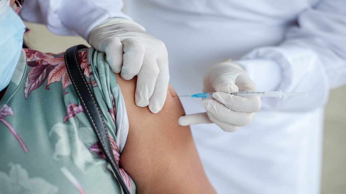 Terza dose vaccino: effetti simili alla seconda, lo studio