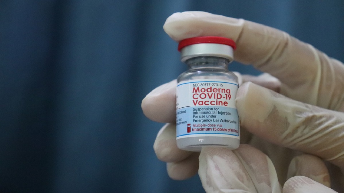Vaccino Moderna sospeso in quattro Paesi per maschi under 30