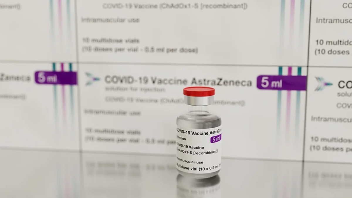 Vaccino AstraZeneca, trovata causa dei coaguli nel sangue