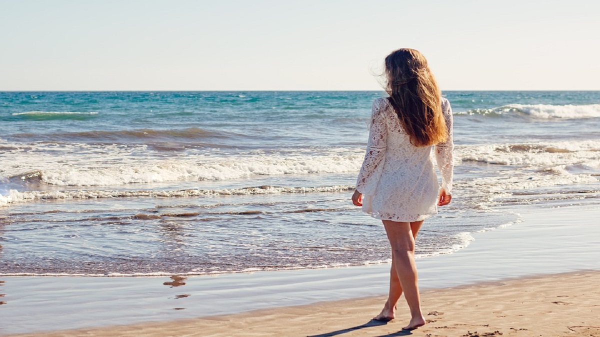 Beach walking, i benefici della passeggiata in riva al mare