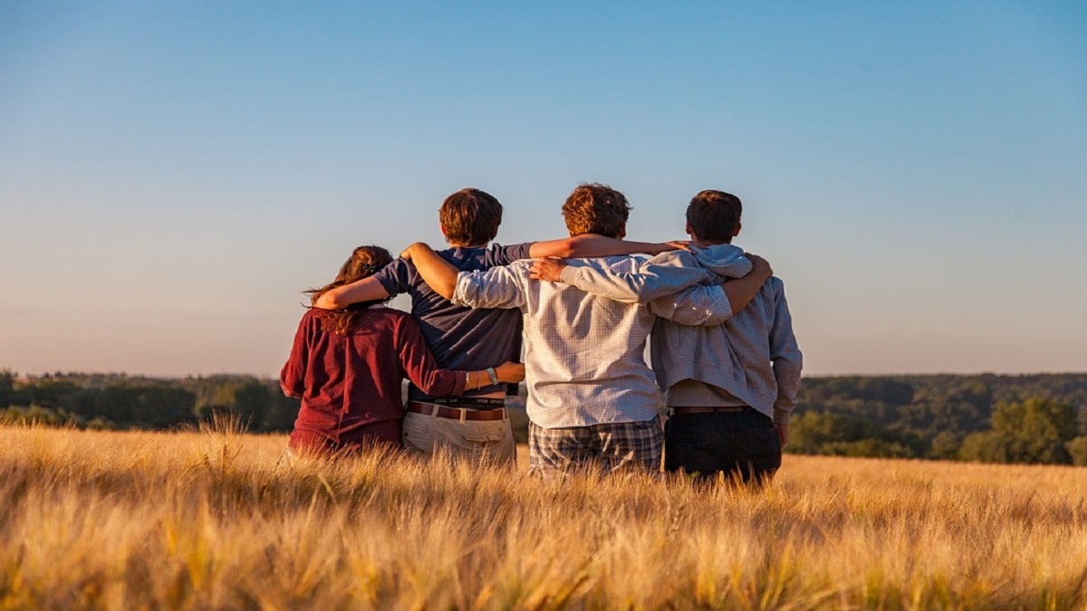 Perché capiamo se due sono amici pur non conoscendoli?