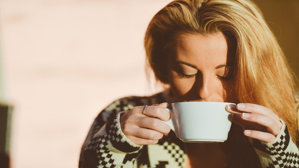 Macchie sui denti da caffè o tè: come eliminarle?