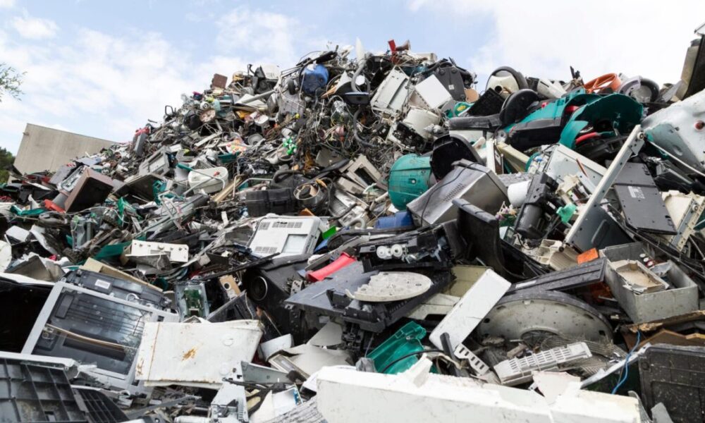 Il riciclaggio degli oggetti elettronici è essenziale per ridurre l'impatto ambientale e proteggere la salute umana.